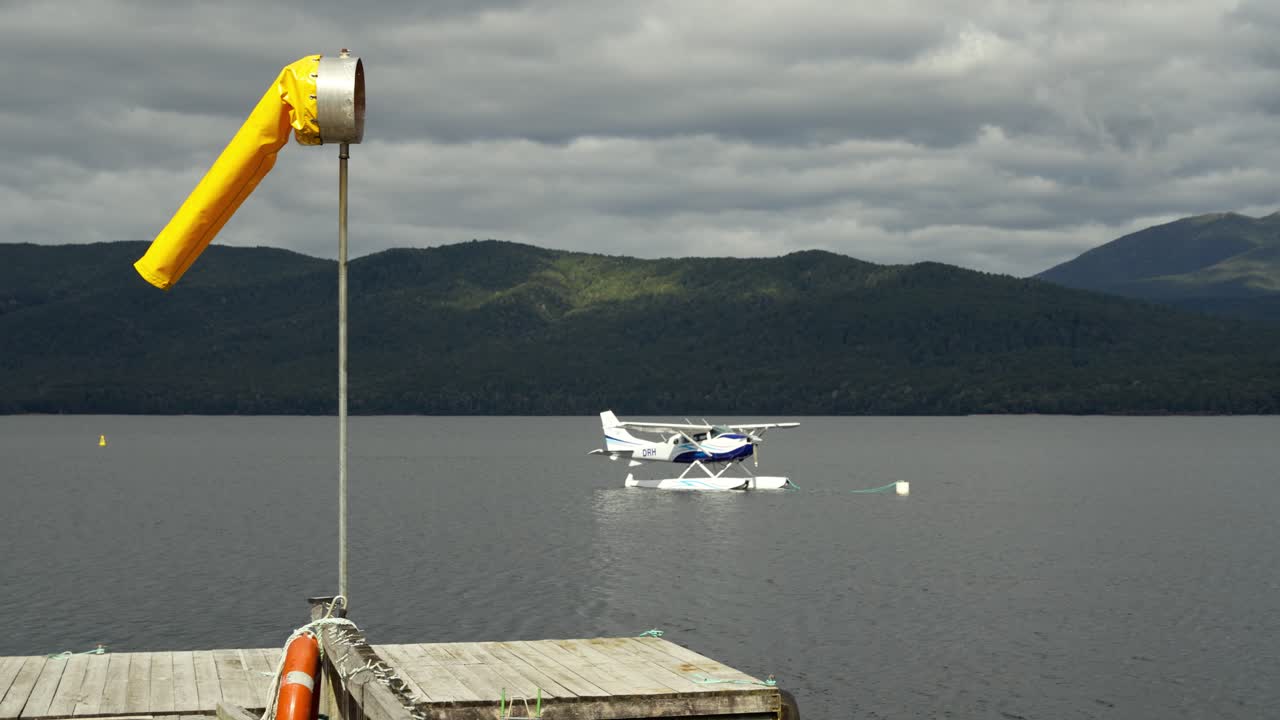 dirección del viento moviéndose en el viento mientras un hidroavión está en espera en una bahía en nueva zelanda