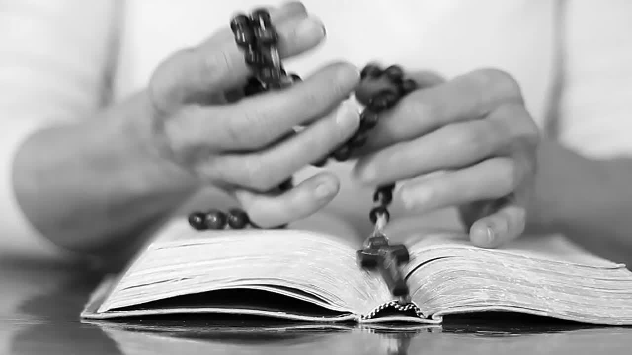 성경 위에 기도하는 손 스톡 비디오 스톡 영상