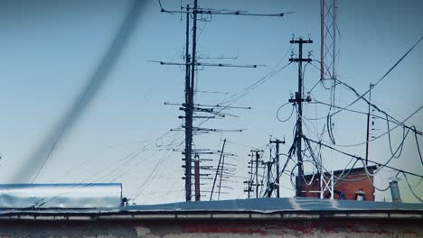 un montón de antenas en el techo