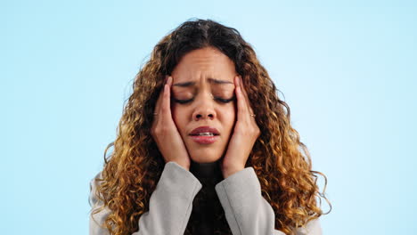 mujer de negocios, dolor y dolor de cabeza en el estudio