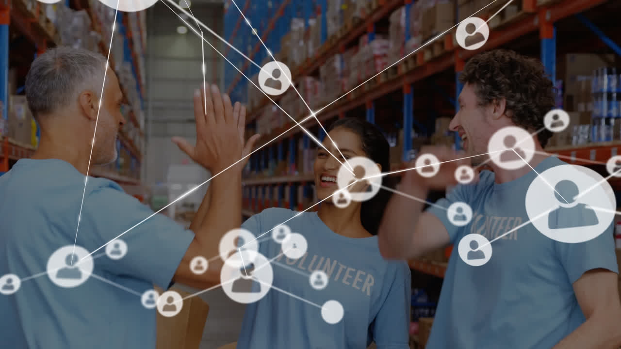animación de la red de conexiones con iconos sobre diversos voluntarios que trabajan en el almacén