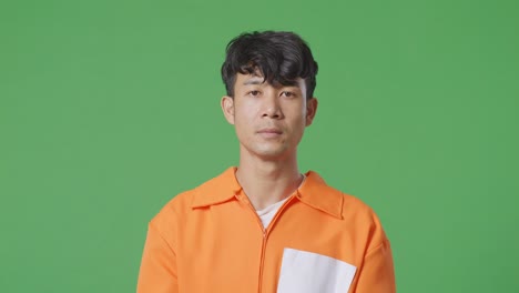 hombre con un mono naranja
