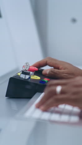 persona que opera una computadora y un panel de control