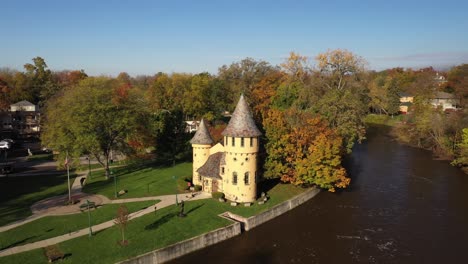 Castillo-De-Curwood-En-Owosso,-Michigan-Con-Tiro-De-Dron-Alejándose