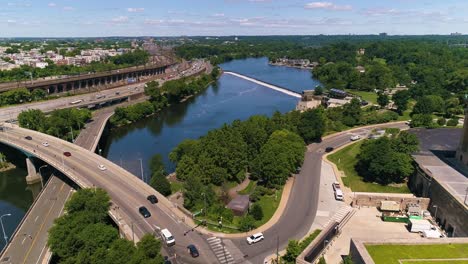 toma aérea del río schuylkill y la fila de casas de botes