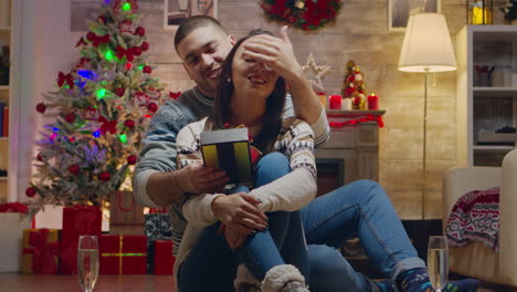 el marido cubriendo los ojos de su esposa para darle un regalo sorpresa