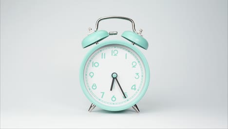 el reloj de la alarma azul indica la hora.
