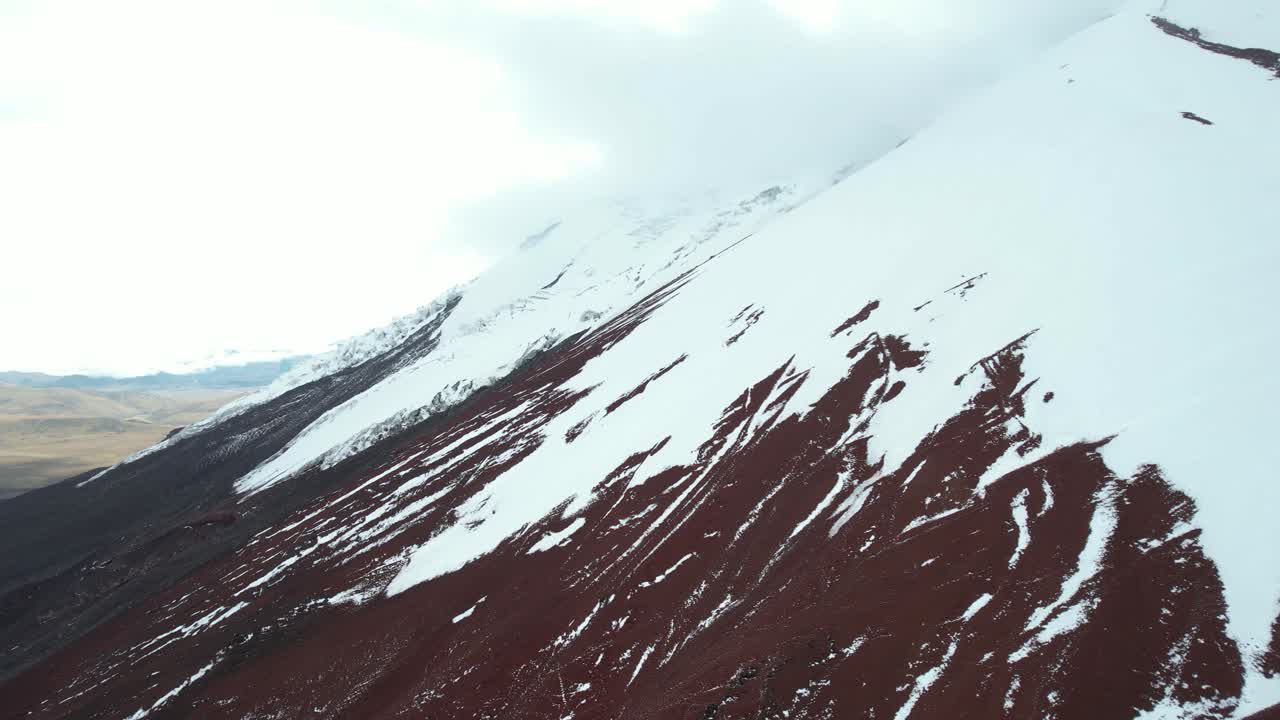 vista aérea de drones del volcán y glaciar cotopaxi, casquetes polares y colinas de lava a gran altura - disparo de drones