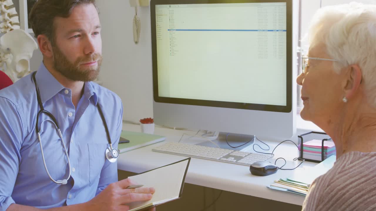 노인 집 에서 노인 여자 를 검사 하는 의사