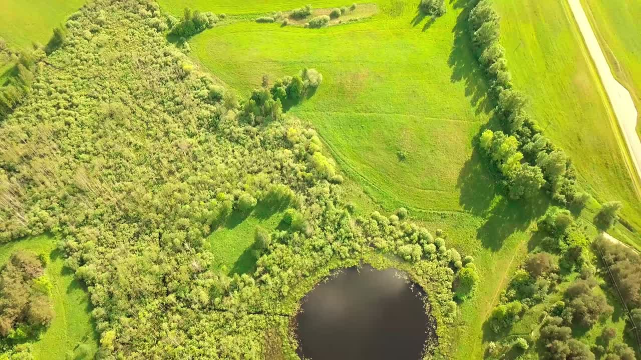 완벽하게 둥근 모양의 작은 호수 위에서 위에서 아래로 공중 비행.
