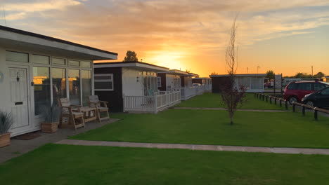 Chalets-Al-Atardecer-En-Un-Camping-De-Vacaciones-En-La-Costa-De-Inglaterra