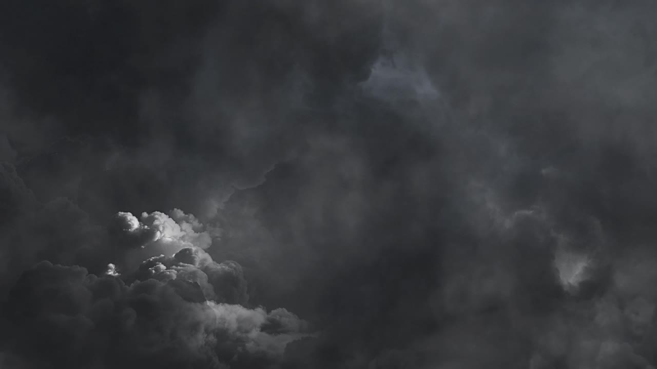 nubes oscuras en la vanguardia de una severa tormenta eléctrica