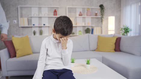 el padre apoya a su hijo llorando y trata de hacerlo feliz.