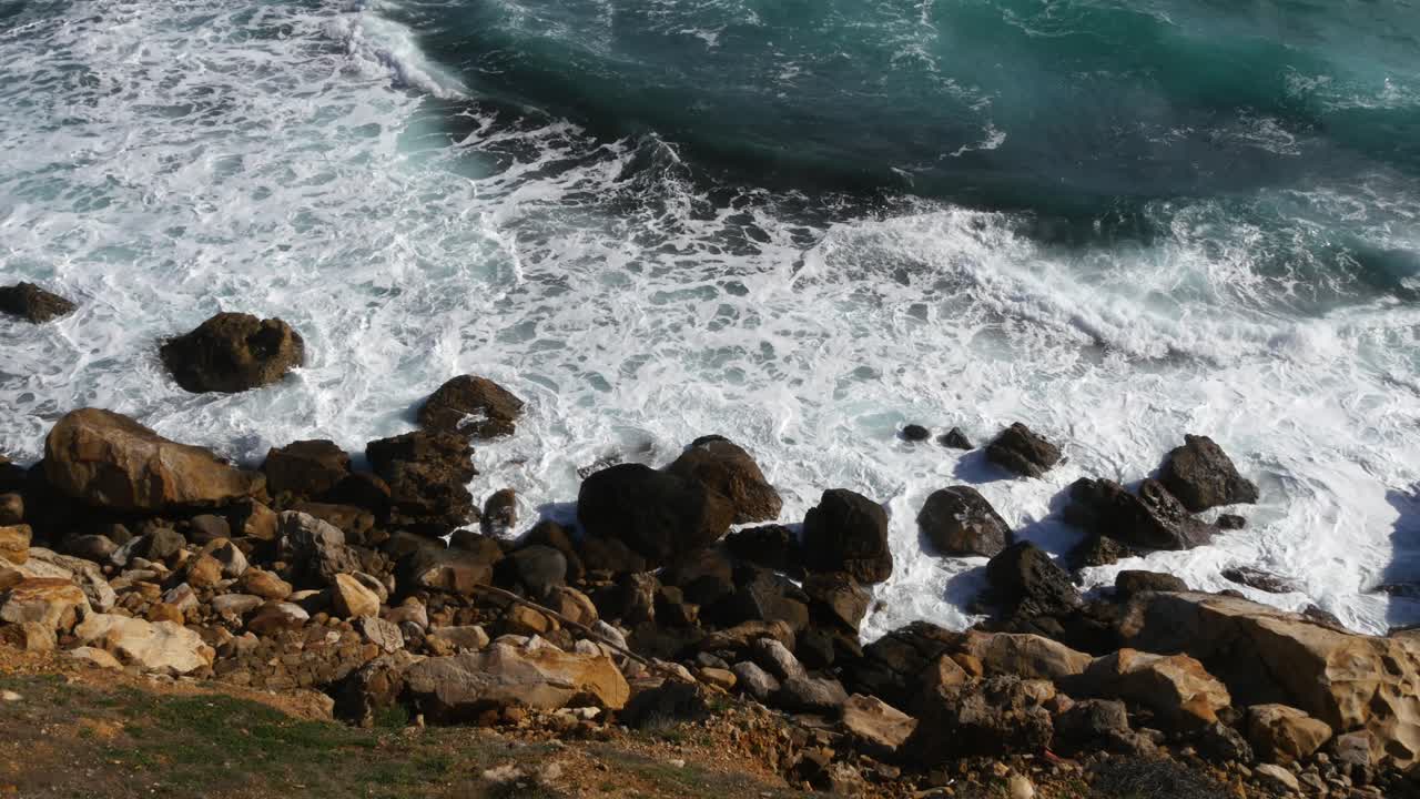 Onde sulle rocce. Telecamera = Inquadratura fissa che riprende le onde che si infrangono sulle rocce, scattata dal Melia Atlanterra in Spagna