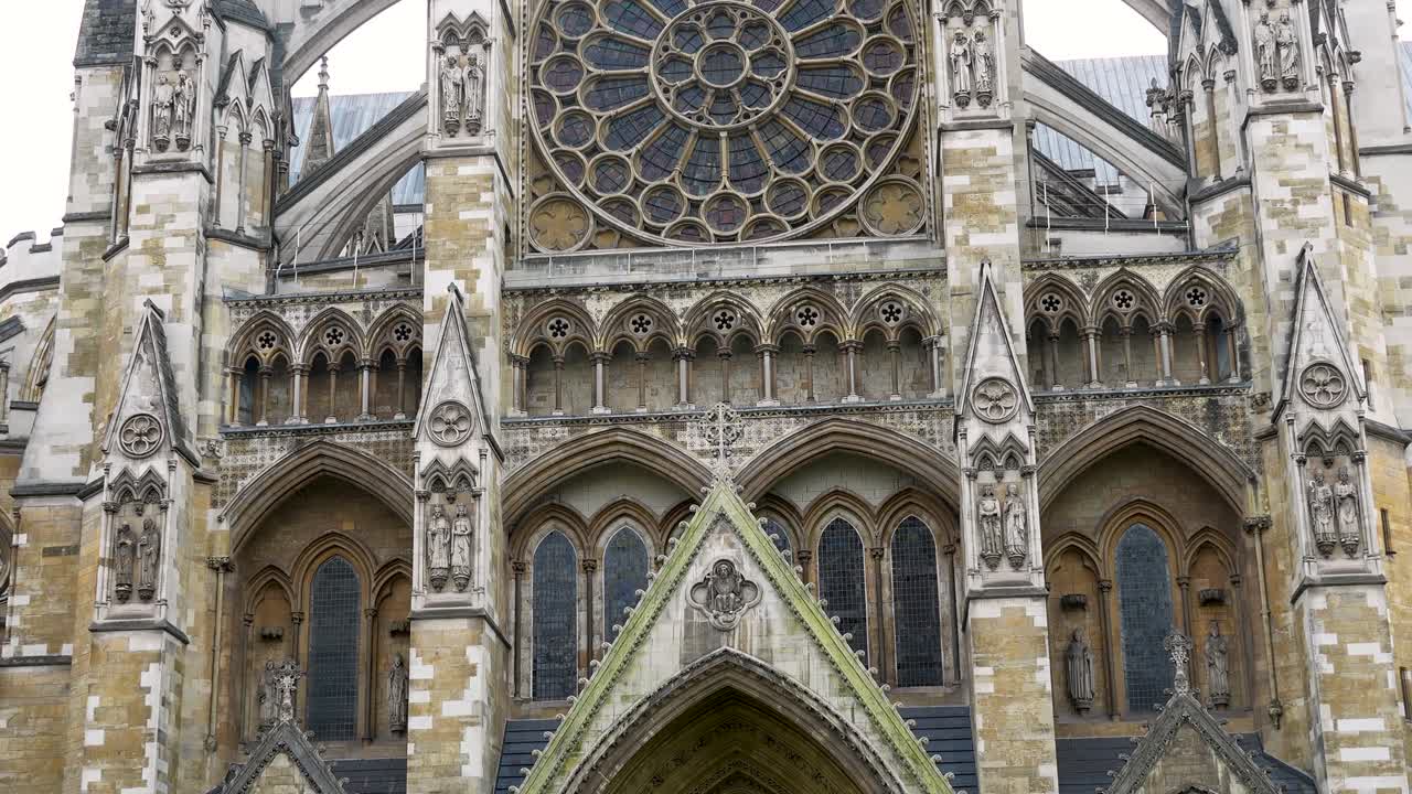 Paris'teki Notre Dame Katedrali'nin gül pencereli ve Gotik mimari detaylı cephesini gösteren, tarihi kilise dış cephesinin gündüz görünümü.