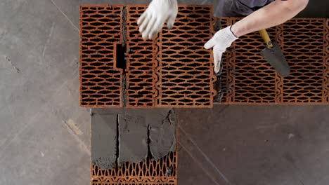proceso de construcción de ladrillos