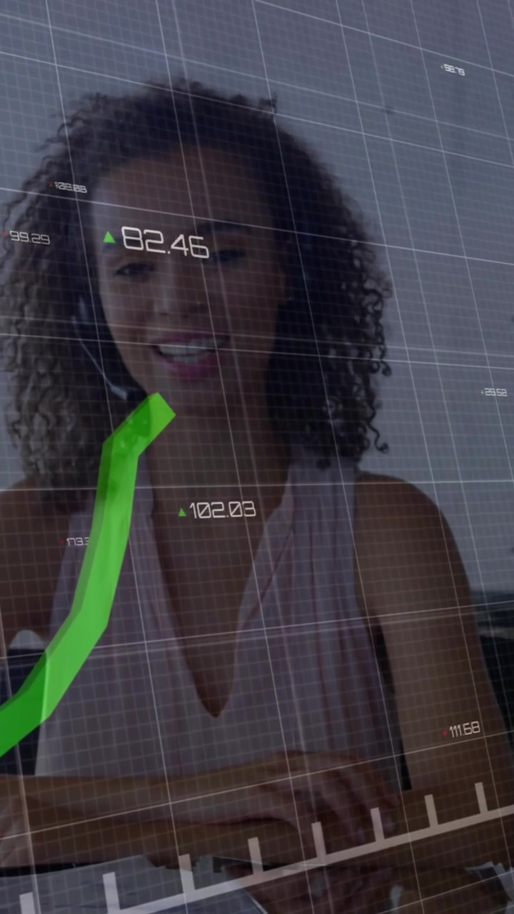 Animazione dell'elaborazione di dati finanziari su una donna d'affari in ufficio
