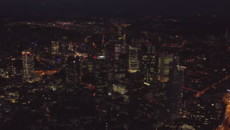 Antena:-Sobre-Frankfurt-Am-Main,-Horizonte-De-Alemania-En-La-Noche,-Gran-Ciudad,-Luces,-Rascacielos