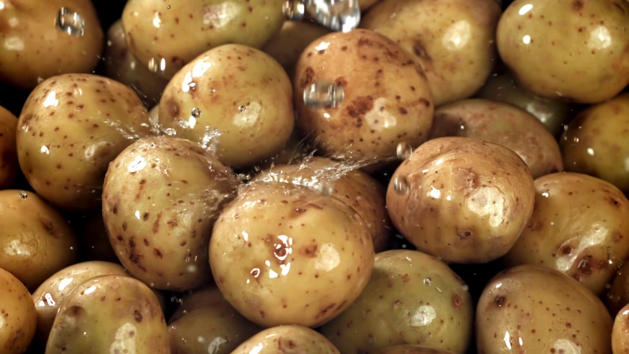 Patate fresche lavate con acqua al rallentatore