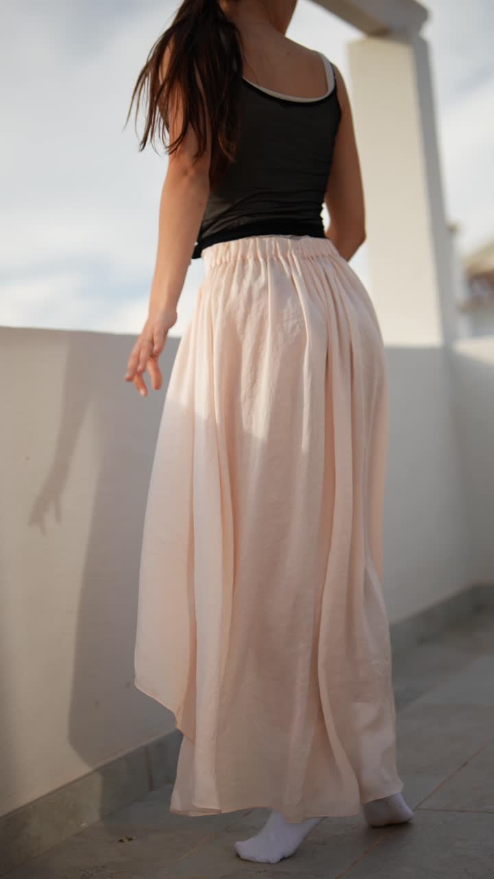 mujer bailando en un techo