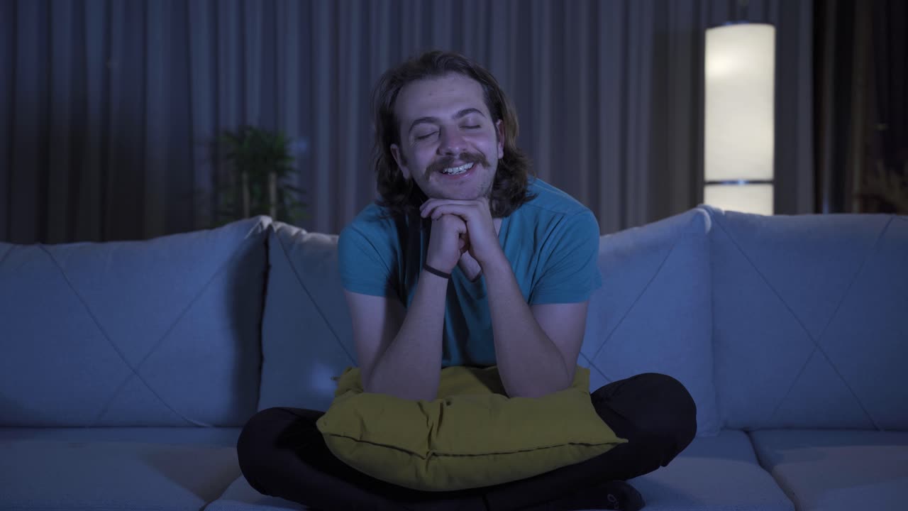 Manden husker et minde fra sit liv derhjemme og smiler