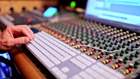 ingeniero de audio trabajando en una mesa de mezclas