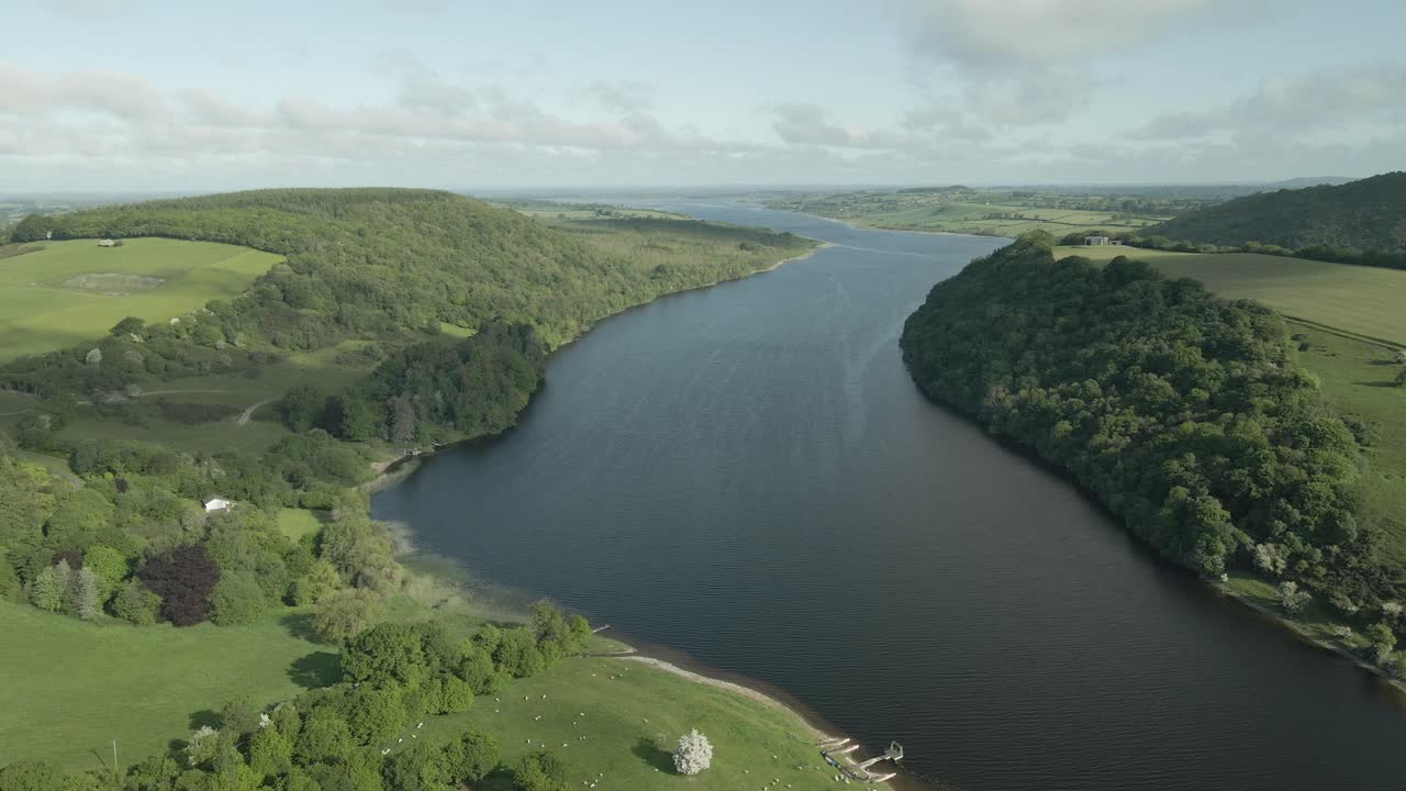 Veduta panoramica del lago Lough Derravaragh nella Contea di Westmeath, Irlanda - riprese con drone