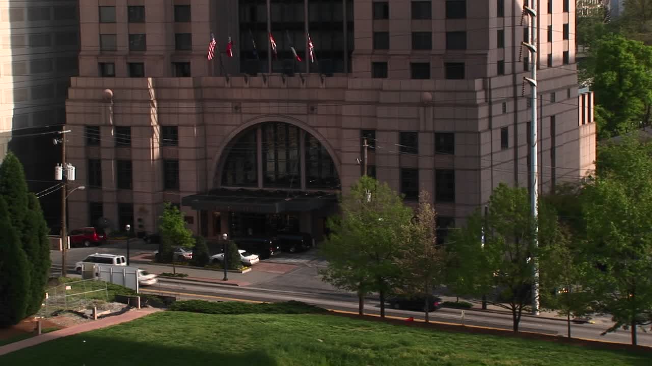 panorámica de la cámara de un rascacielos alto en atlanta, georgia