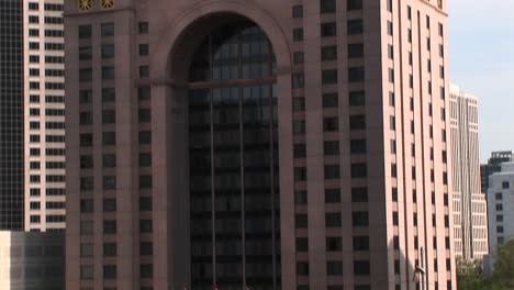 panorámica de la cámara de un rascacielos alto en atlanta, georgia