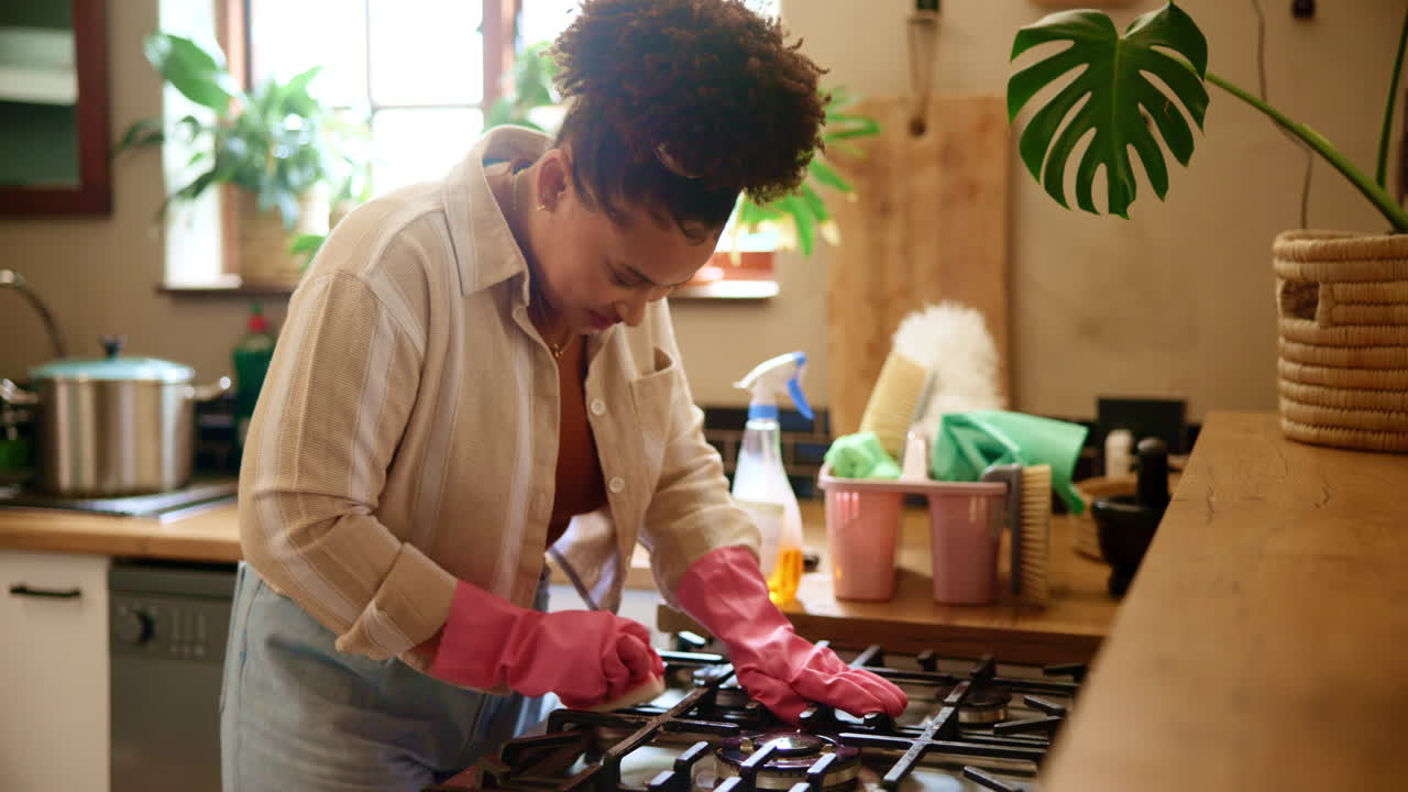 mujer limpiando su cocina