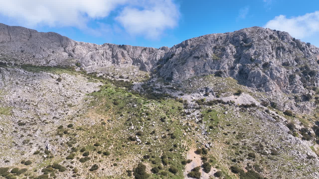 paisaje montañoso con terreno rocoso