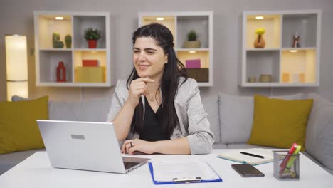 trabajadora de oficina en casa, mujer que piensa creativamente.