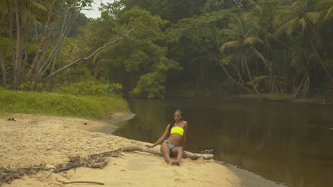 Modelo-Sexy-Posando-En-La-Orilla-Del-Río-En-La-Isla-Caribeña-De-Trinidad