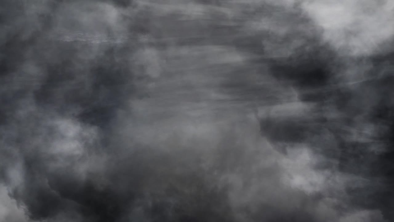 4k pov 번개가 어두운 구름을 가로질러 번쩍이고 하늘에서 더 가까이 이동했습니다.