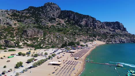 Tsambika-Strand-In-Faliraki,-Rhodos-In-Griechenland,-Gefilmt-Mit-Der-Drohne-Von-Oben-Mit-Blick-Auf-Das-Mittelmeer-In-Den-Sommerferien