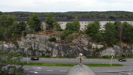 Luftaufnahme-über-Kirchenkuppel-Und-Kreuz,-In-Richtung-Verkehr-Auf-Einer-Straße-Und-Mehrfamilienhäusern,-Bewölkter-Tag,-In-Schweden---Aufsteigend,-Drohne-Erschossen