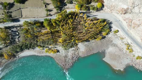 Draufsicht-Auf-Die-Stadt-Skardu-Mit-Dem-Fluss,-Der-Am-Nachmittag-In-Pakistan-Fließt