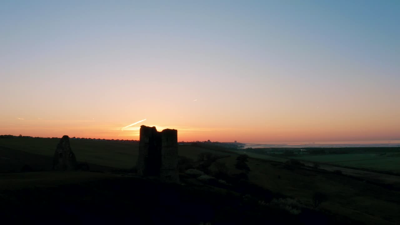 Panoramica veloce a destra all'alba sul Castello di Hadleigh al mattino, due torri mostrano rovine.