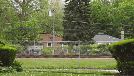 un tren pasa corriendo por un barrio suburbano