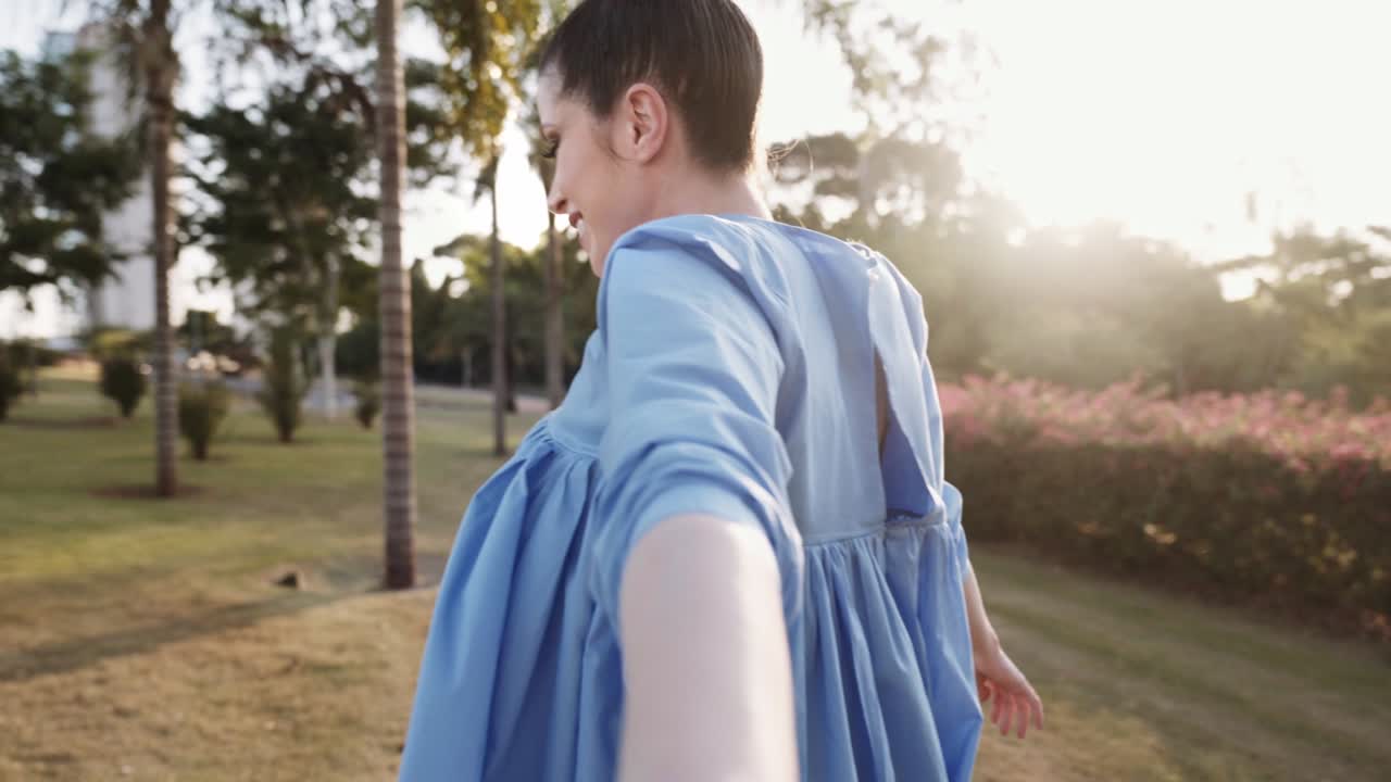 follow me concept: 공원에서 손을 잡고 있는 여자친구를 따라다니며, 남자친구를 이끌고, 관광, 영화, 4k