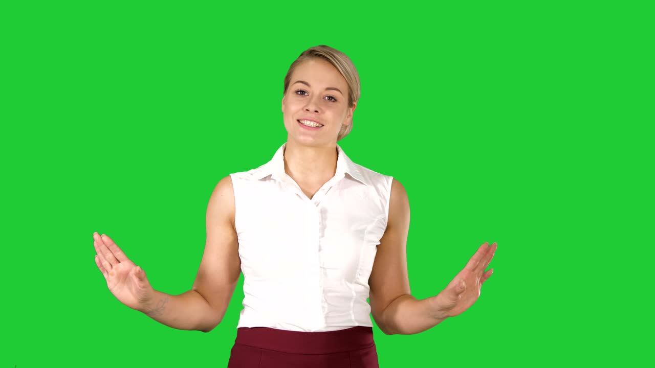 Donna bionda che cammina e parla alla telecamera indicando ai lati su Green Screen, Chroma Key