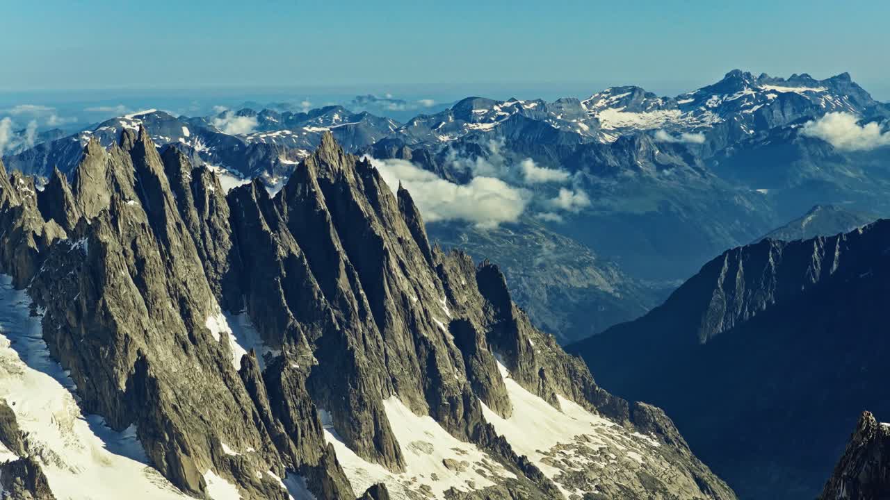 Fransız Alpleri'ndeki Chamonix, Fransa'da buzul ve dağ manzaraları sunan sarp bir Alp sırtı. Seyahat, kış, doğa ve macera temaları için ideal havadan görünüm.