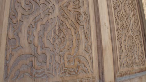 patrón de madera tallada en la puerta en el complejo religioso musulmán, mausoleo hazrati imam en tashkent, uzbekistán