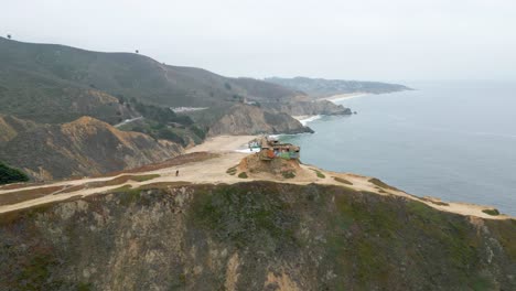 Luftaufnahme-Des-Aufgegebenen-Bunkers-Bei-Devil&#39;s-Slide-Auf-Einer-Küstenklippe-Entlang-Des-Highway-1-In-Pacifica,-Kalifornien