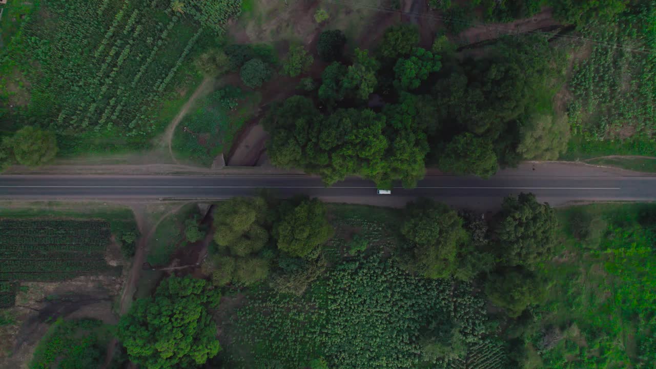 viaje por carretera en la autopista moshi-arusha en el este de arica