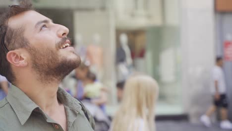 le jeune homme est impressionné, fasciné et regarde autour de lui.