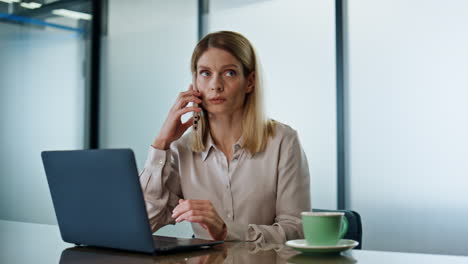 Ernster-Unternehmer,-Der-Im-Büro-Mit-Dem-Mobiltelefon-Spricht.-Frau,-Die-Mit-Dem-Mobiltelefon-Telefoniert