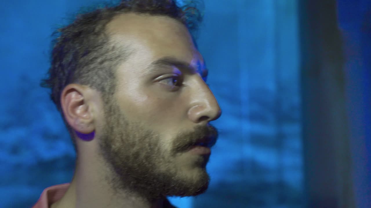 el hombre en el lugar iluminado en su sueño.