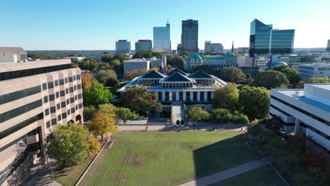 North-Carolina-Legislativgebäude-Und-Halifax-Mall