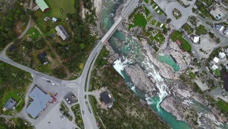 Luftaufnahmen-Entlang-Des-Flusses-Und-Der-Straße-In-Der-Nähe-Von-Donnfossen,-Nordberg,-Norwegen